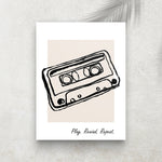 Play. Rewind. Repeat. – Affiche Rétro Cassette Audio