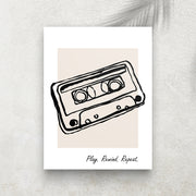 Play. Rewind. Repeat. – Affiche Rétro Cassette Audio